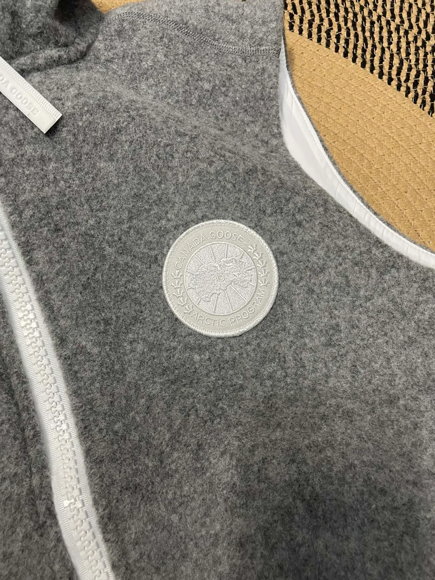P600 Gray CANADA GOOSE/Canada Goose Autumn and Winter Couple's Fleece Vest Jacket 🔘Color: Black Gray Khaki Highest version Original fabric High version High quality) ⚠All details Fabric accessories craftsmanship (all 1:1 passed inspection) (The owner is a "detail monster" so the goods he makes also pay attention to details) 1⃣ Distinguish the wrong version of the market goods: all go single line ❌ Our genuine 1:1 special machine presses the line (high requirements for machine workers) 2⃣ Differentiates the market from drawings and making goods. Fabric color difference is too big. You get what you pay for, not fast food. 3⃣ Differentiates the market from low-end versions to receive labels, hang tags, and wash labels. All our accessories are custom-made (approved level) 4⃣ Differentiates the market from the detail-free workmanship❌ Our workmanship: neckline, shoulder line, armholes, cuffs, hem (In order to increase the cost, we must also restore the original product: yoke taping, double needle threading🔍) Size: S-XXL